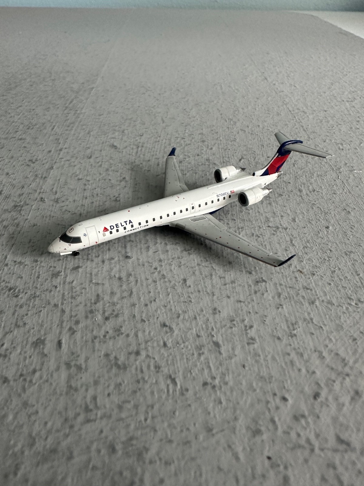 Gemini Jets Delta Connection CRJ-700 in 1/400 Scale