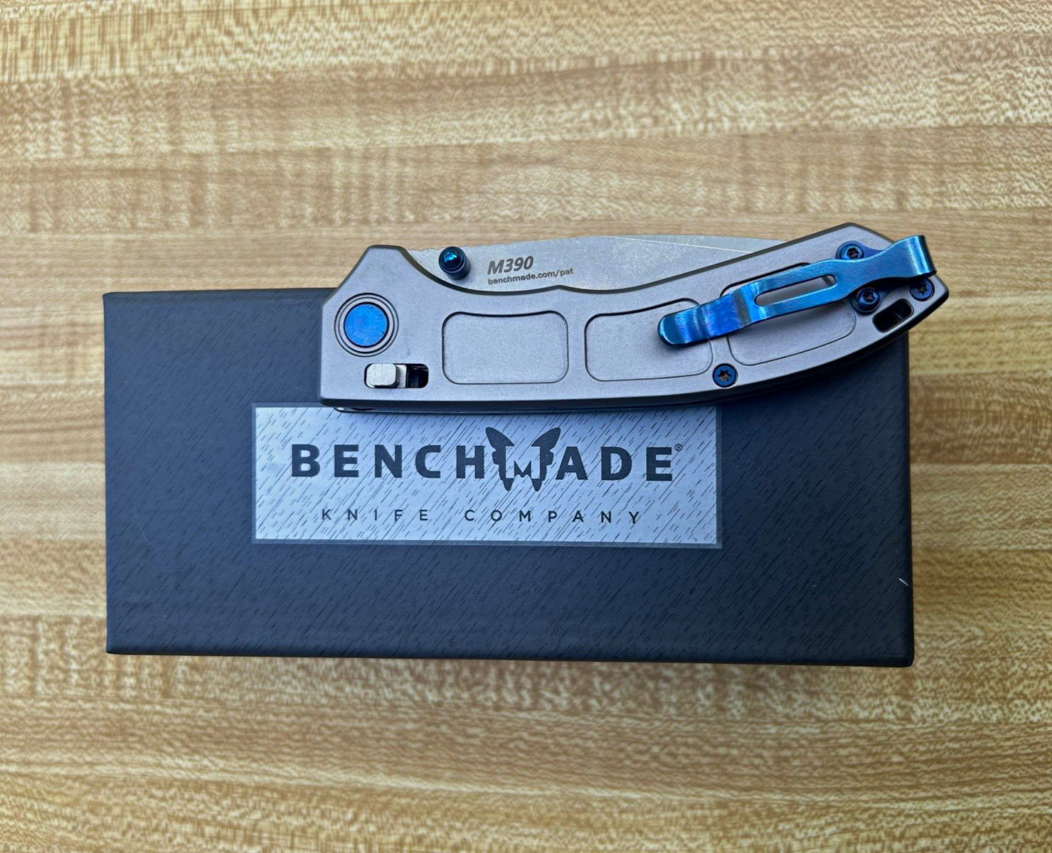 Benchmade Narrows Titanium Handle M390 Frame Lock Drop Point Plain Gray/Blue