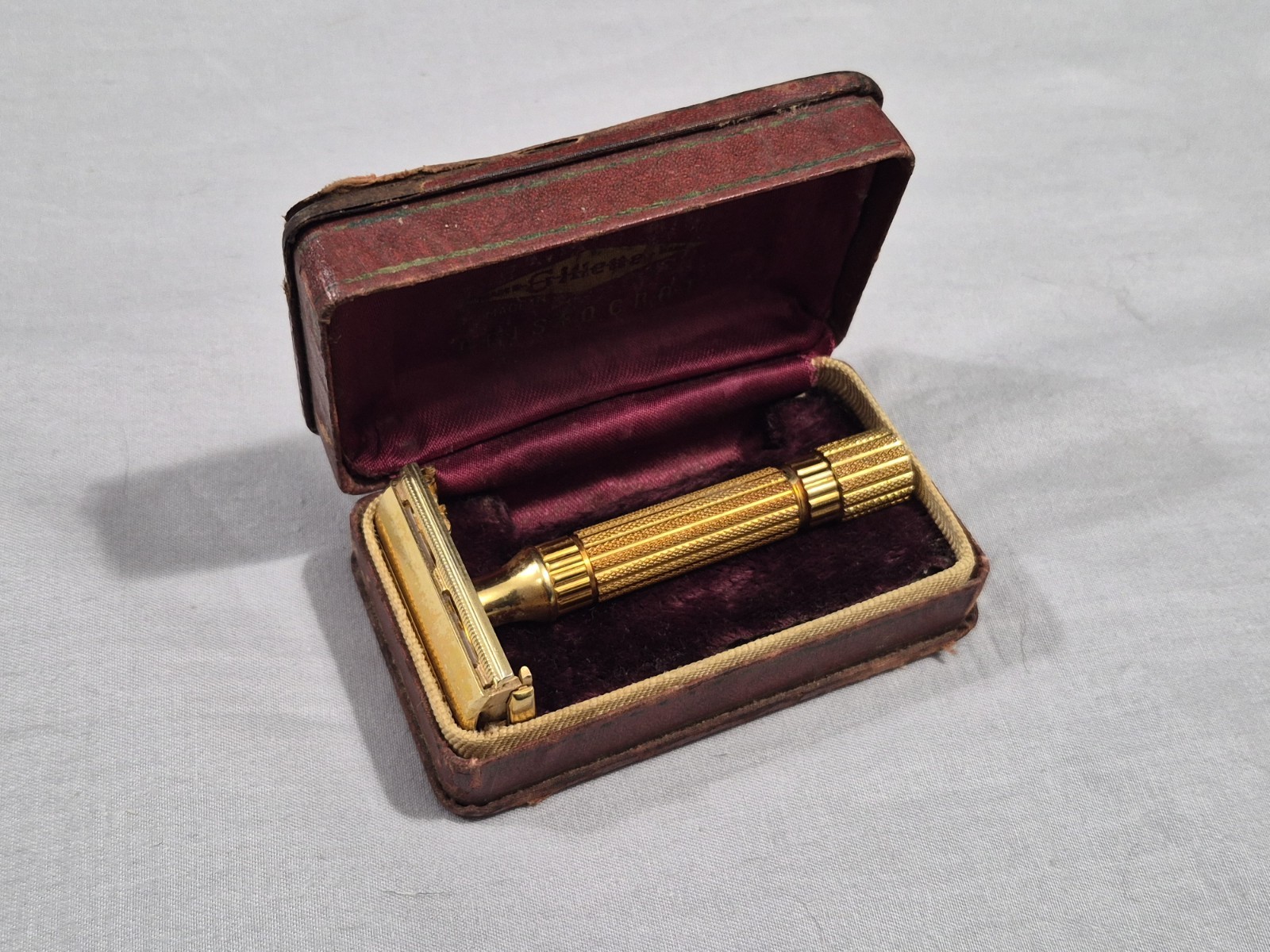 Vintage 1940\'s Gillette Gold Aristocrat Safety Razor w Case Made in USA
