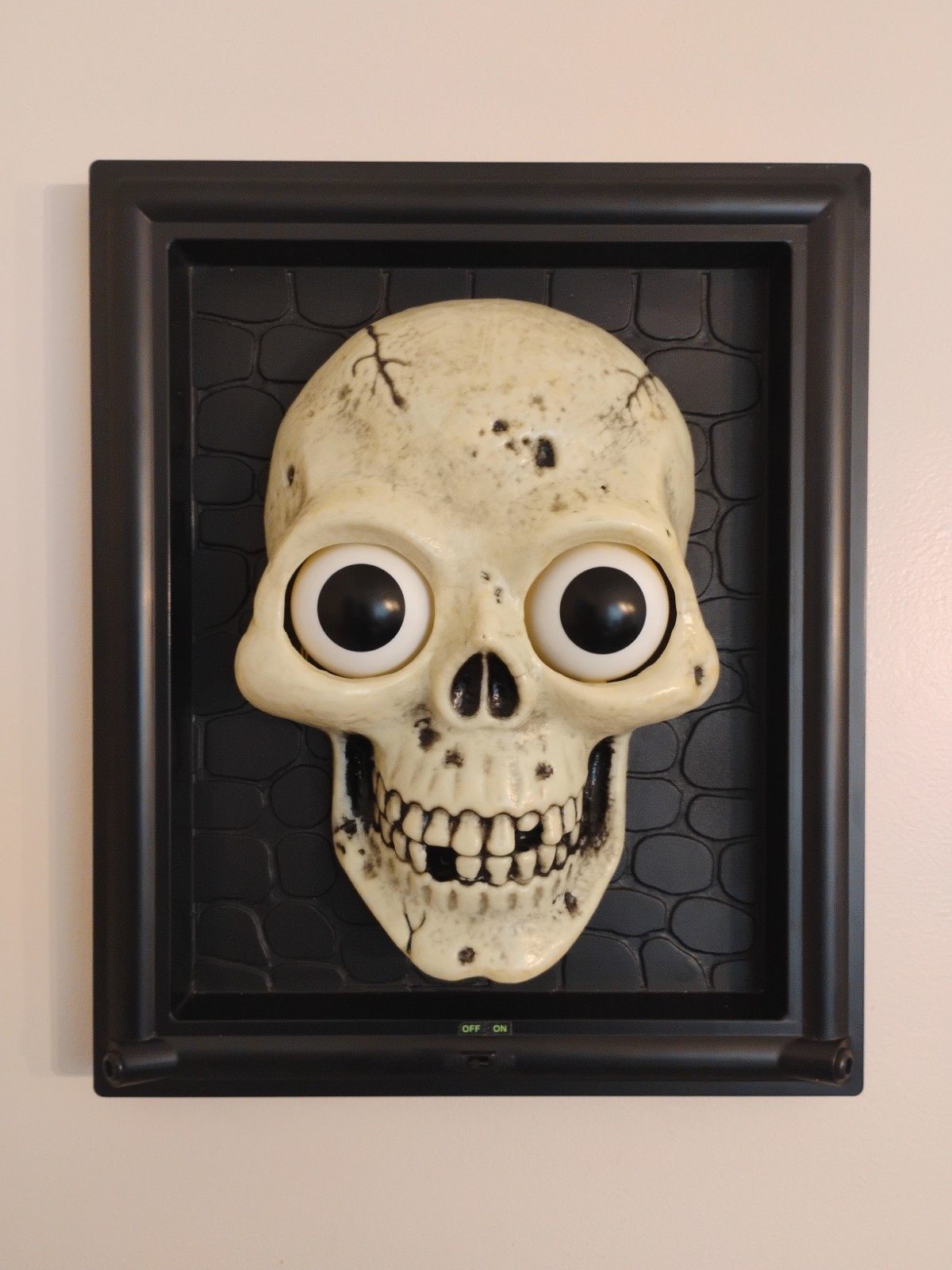 Great American Fun Halloween Motion Sensor Skeleton Skull Framed/PARTIALLY WORKS