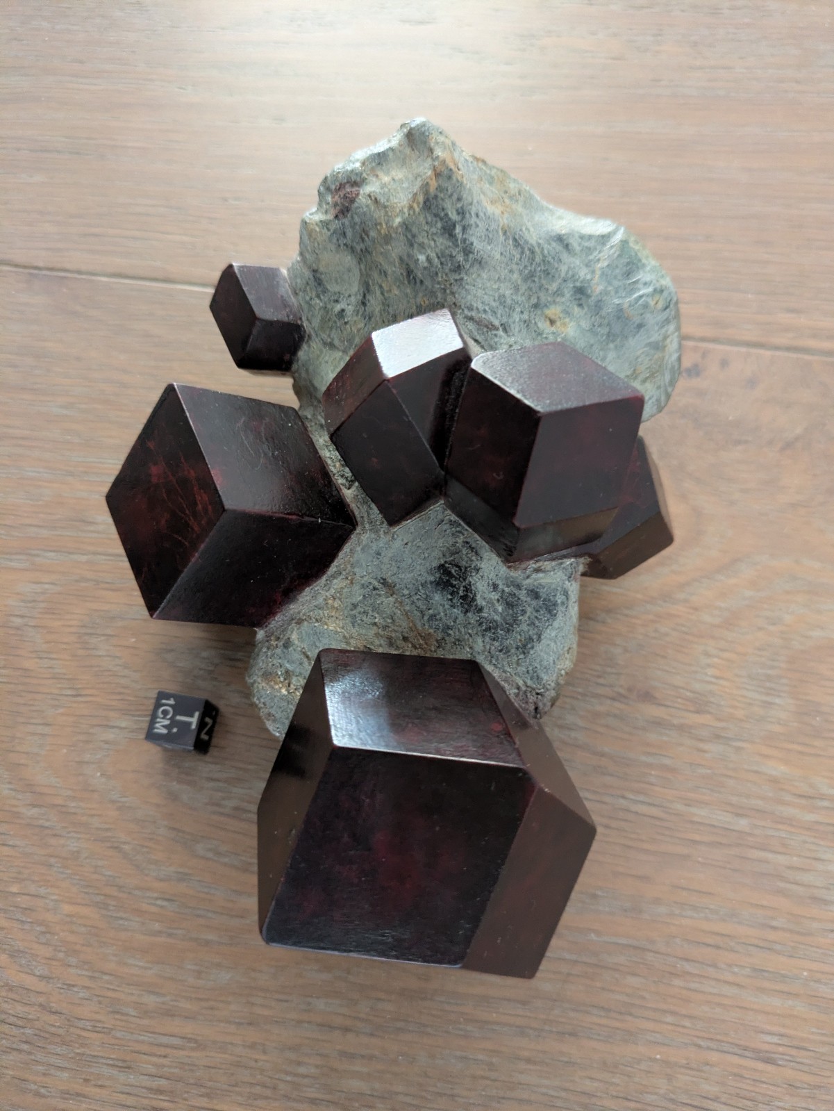 Perfectly prepared grenade in mica slate approx. 1 kg - garnet in mica schist