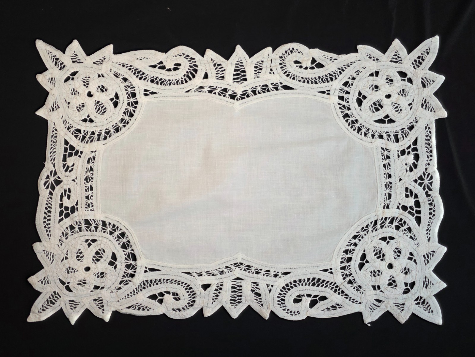 Vintage White Linen Battenburg Lace Dresser Scarf / Vanity Mat | 12\