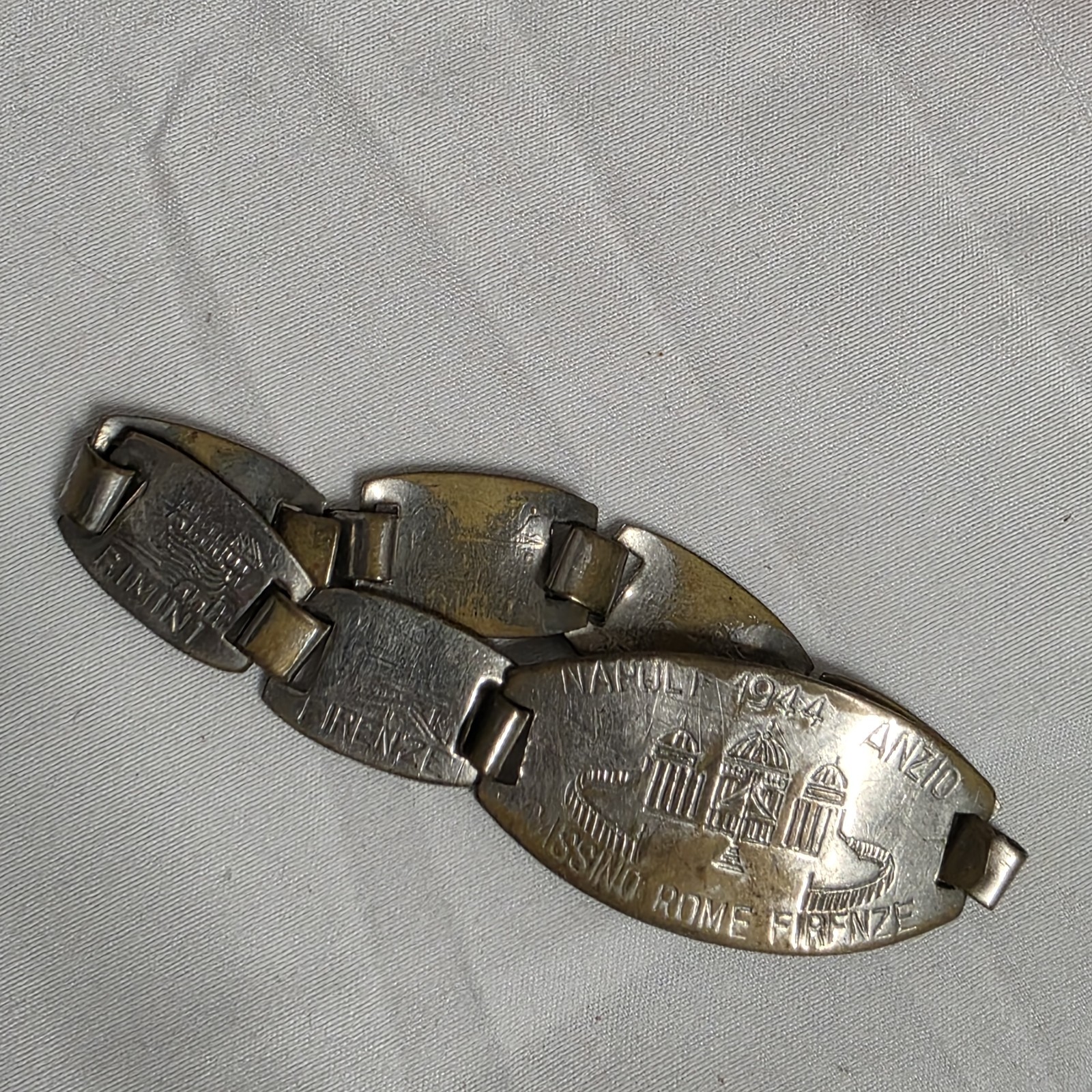 VINTAGE WWII ITALIAN CAMPAIGN 1944 TRENCH ART COMBAT SOUVENIR BRACELET Framed VINTAGE WWII ITALIAN CAMPAIGN 1944 TRENCH ART COMBAT SOUVENIR BRACELET Framed