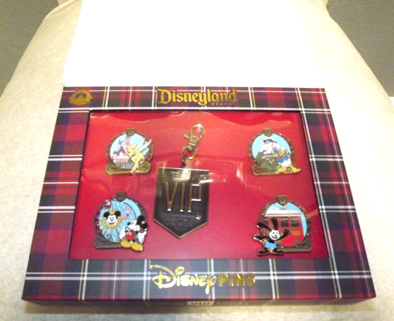 (1) New Exclusive 2024 Disney / Disneyland VIP Tours 1st Edition Pin & Charm Set