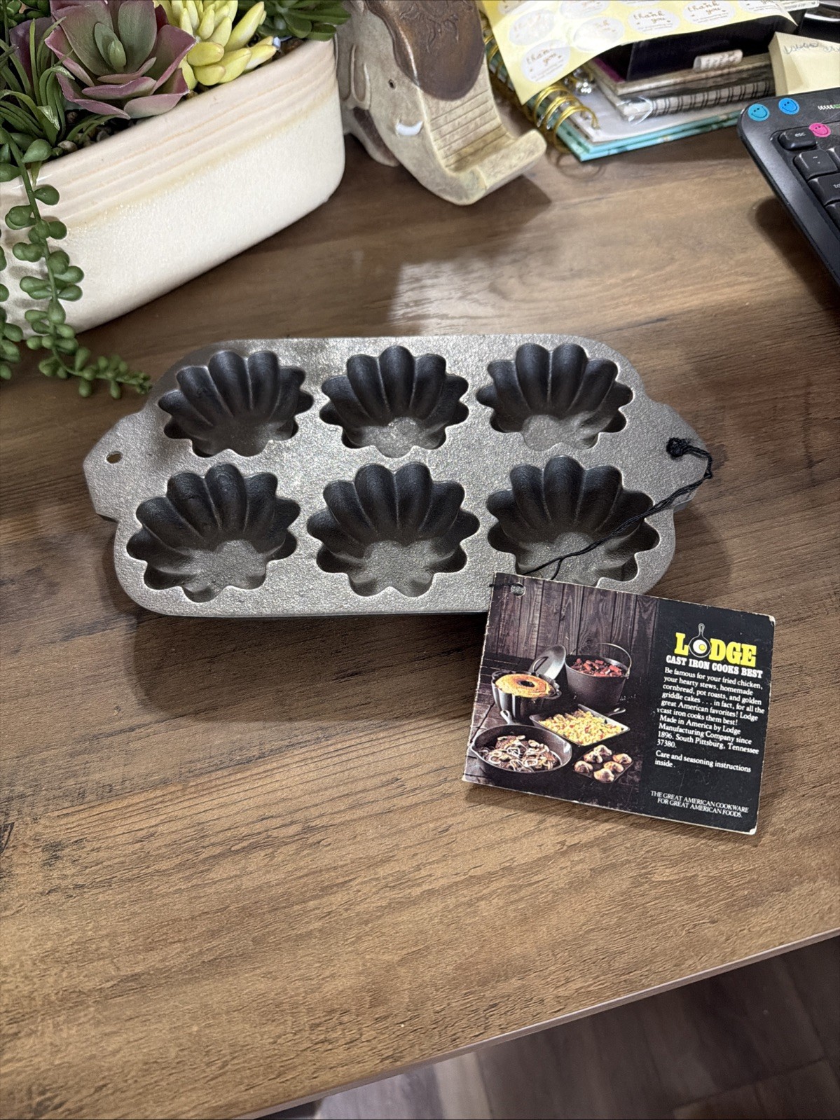 Vintage Lodge #10 Cast Iron 6-Cup Turk\'s Head Gem Pan - NWT