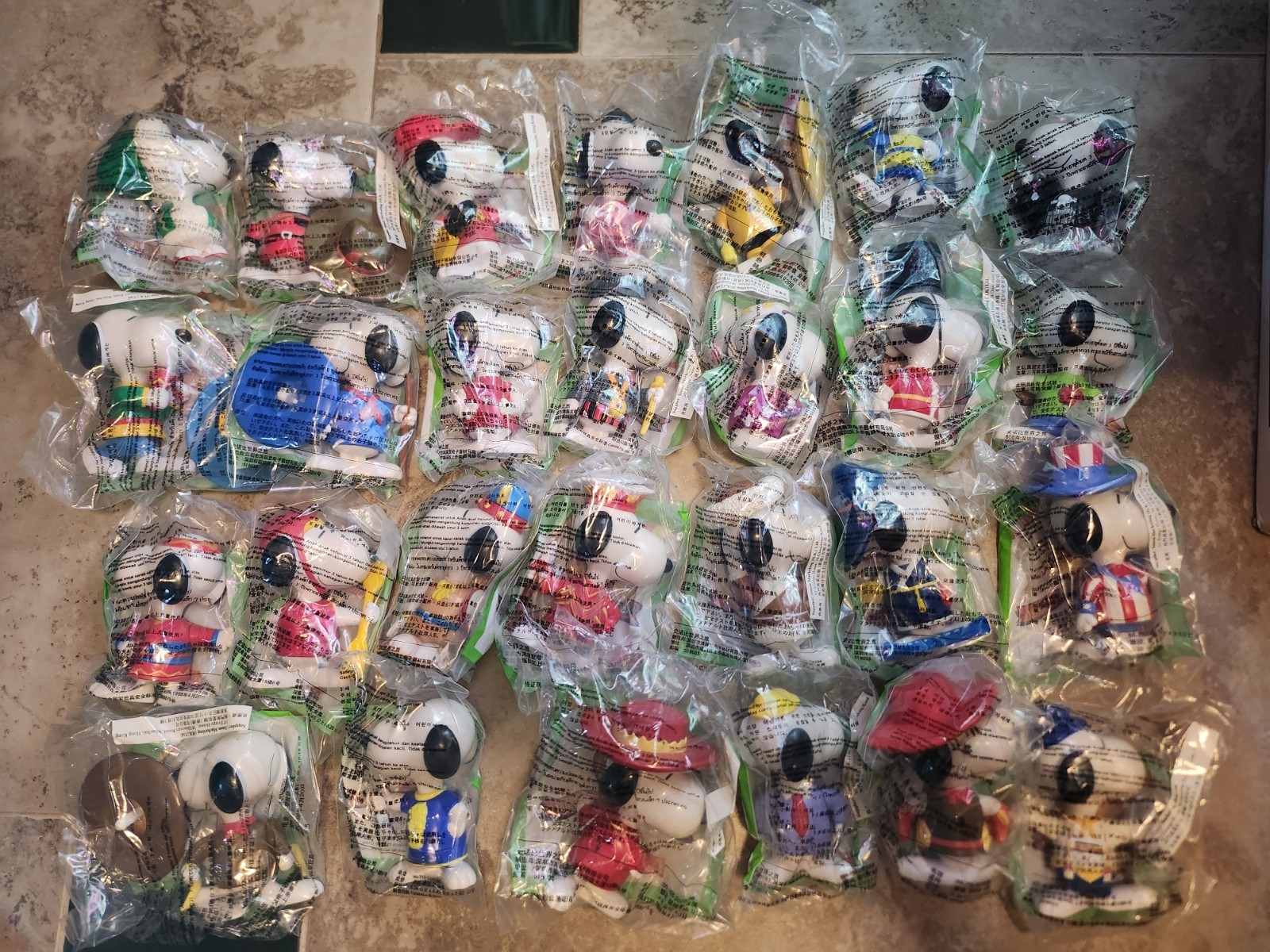 VINTAGE SNOOPY FIGURINES WORLD TOUR 1998 SET OF 28 SEAL McDonald\'s HAPPY MEAL