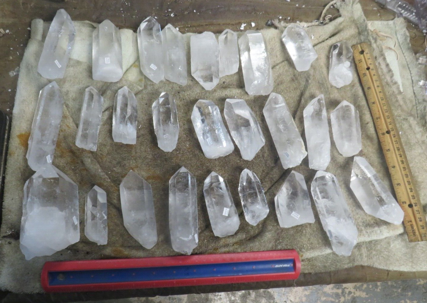 LARGE LOT OF 27 QUARTZ  CRYSTALS CLUSTER  POINT GEODE   BRAZIL HEALING STAND