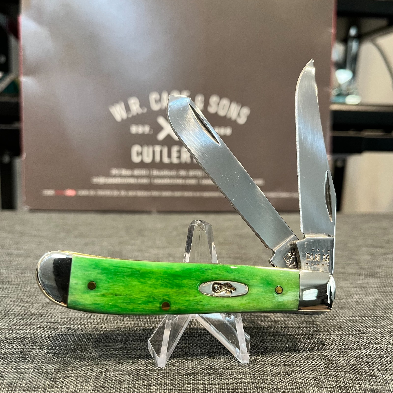 Case Mini Trapper, Beautiful Brilliant Green Bone, Smooth, Oval Shield, NIB