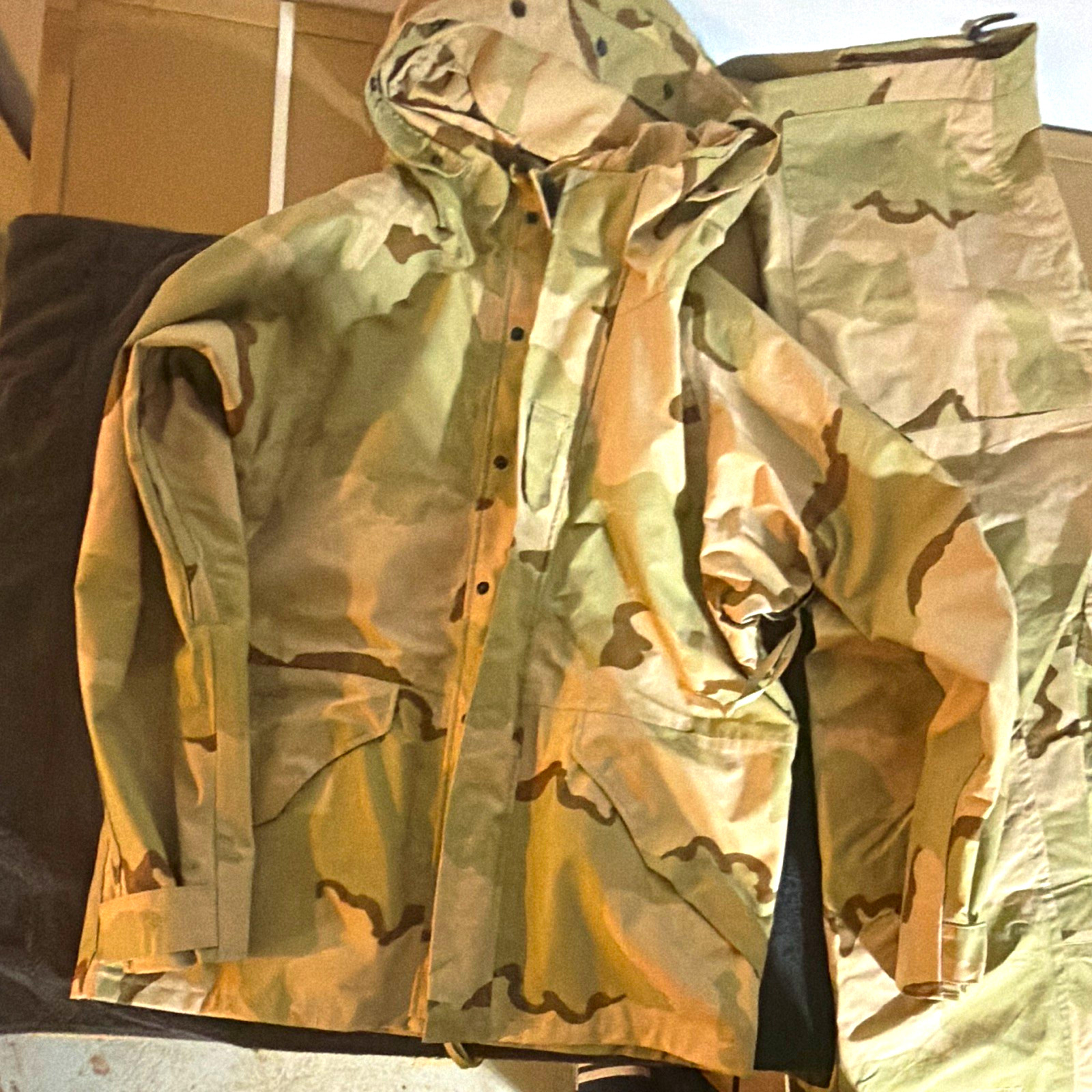 NWOT USGI ECWCS 3 color Desert Camo Cold Weather Parka & Trousers Med Reg NWOT USGI ECWCS 3 color Desert Camo Cold Weather Parka & Trousers Med Reg