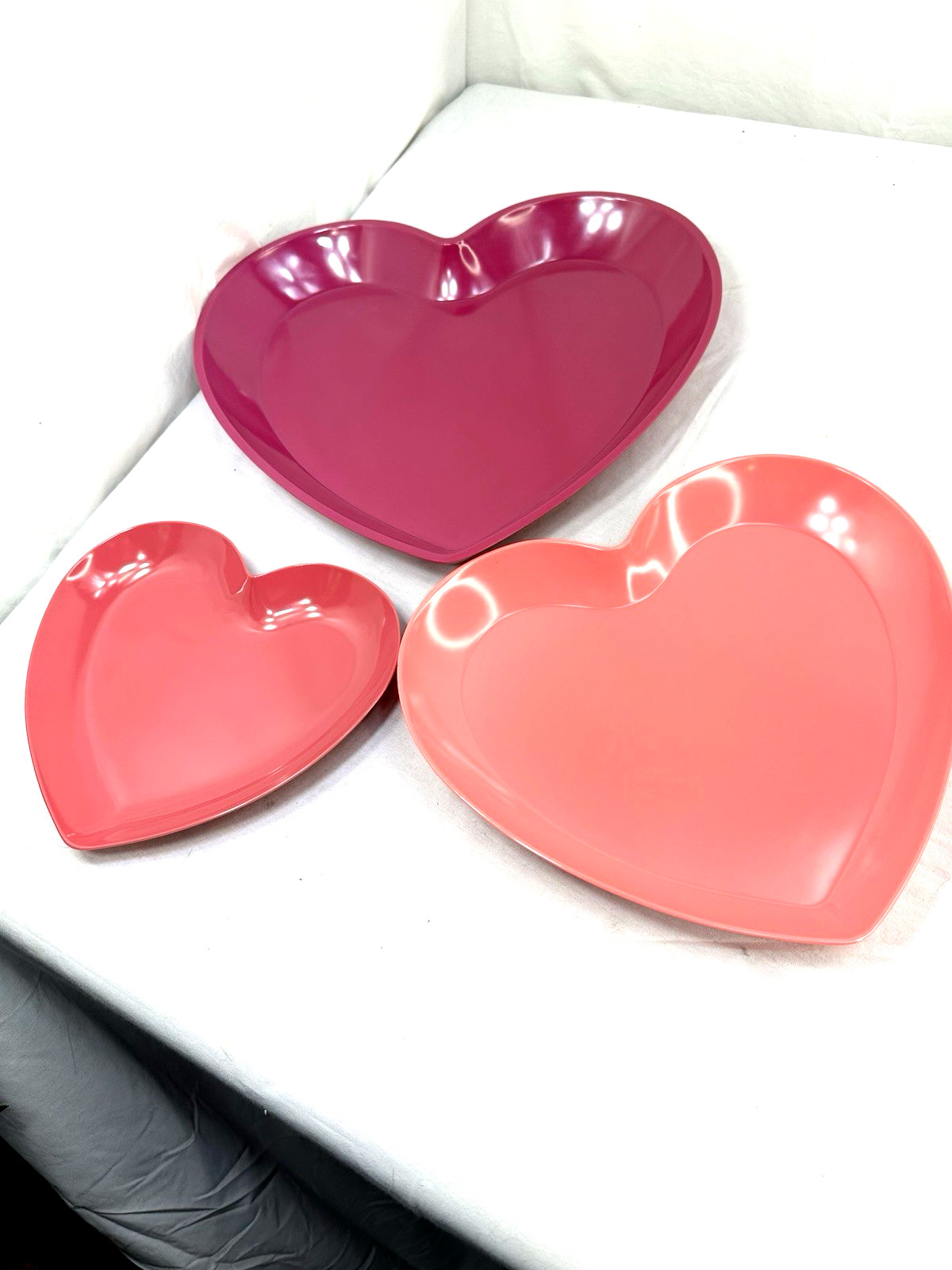 Happy Chic Jonathan Adler Set 3 Pink Heart Nesting Trays Plates Platters NEW FSh