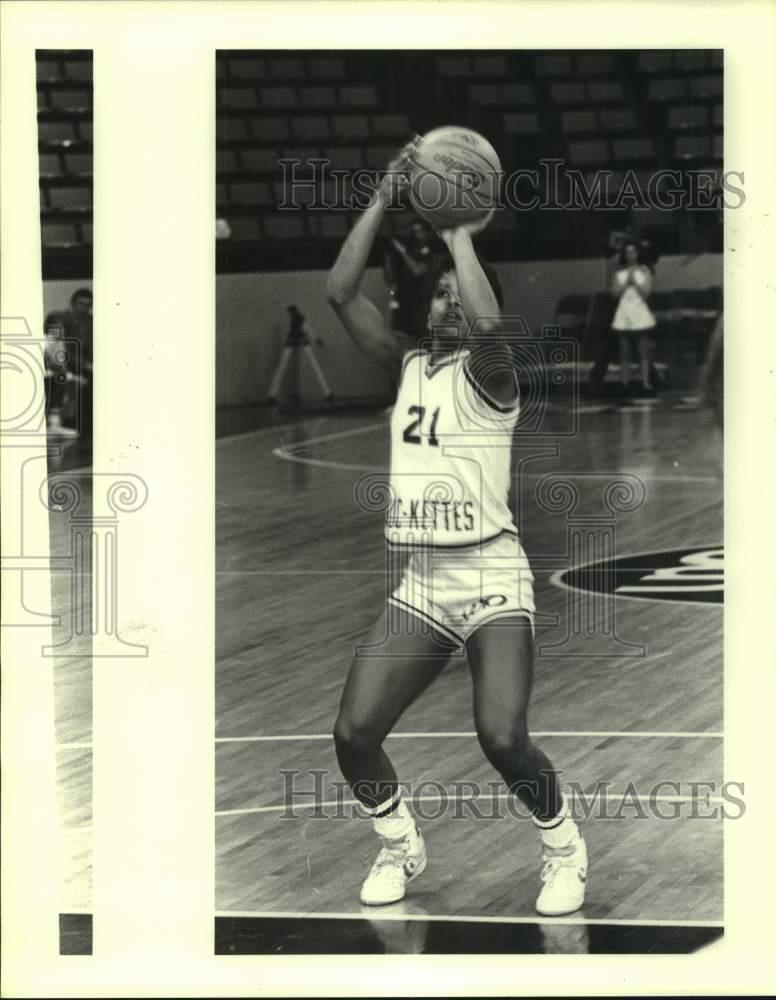 1985 Press Photo UNO basketball forward Carmen Reed shoots free throw