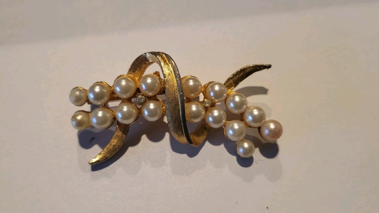 JP160 Vintage BSK New York Gold Tone & Faux Pearl Brooch Clear Stone Accents Pin