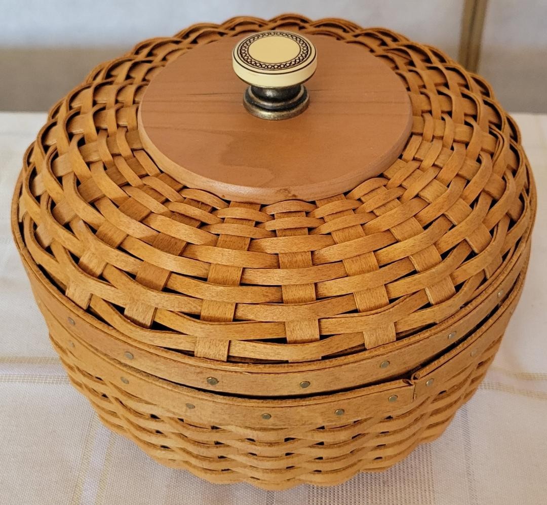 Longaberger Collectors Club Special Weaved Basket  - In Perfect Condition