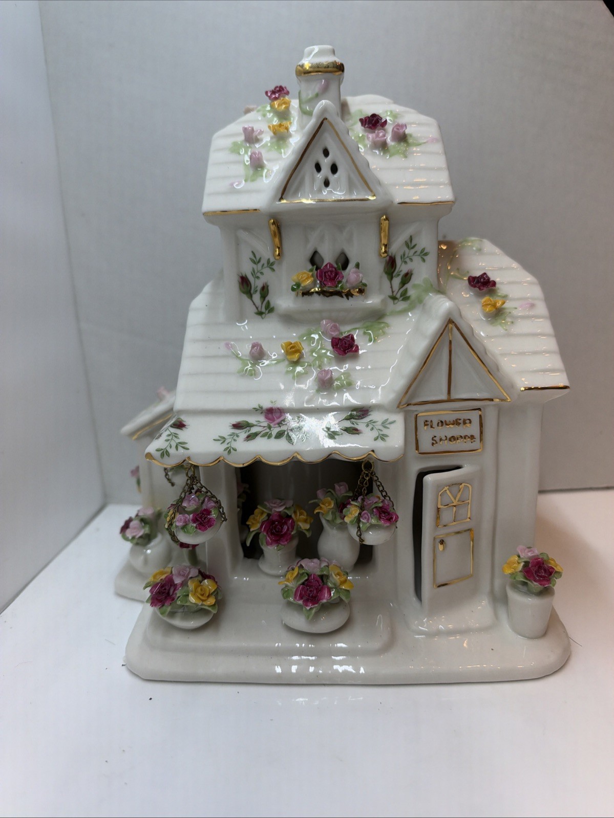 ROYAL ALBERT Old Country Roses Electric Lighted Flower Shoppe