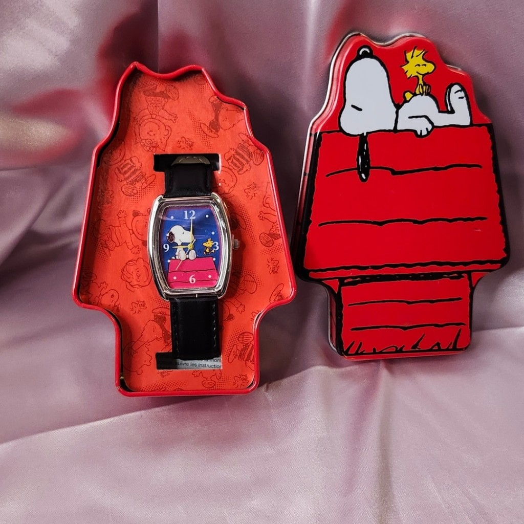Rare Vintage Snoopy Watch in Original Doghouse Tin. New with Protective Cover