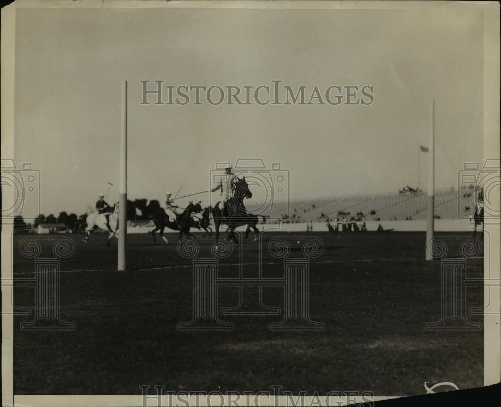 1935 Press Photo Cornelius Vanderbilt, Sonny Whitney at polo in NY - net16060