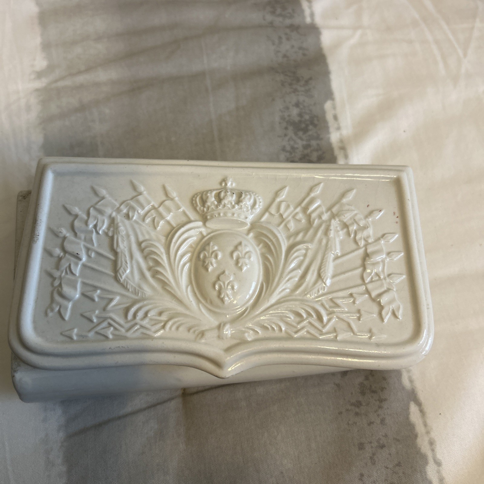 Mottahedeh Design Italy White Ceramic Royal Crest Trinket Box Coat of Arms Lion