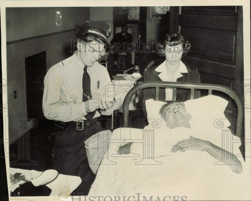 1949 Press Photo Officer questions William Butts, injured in an Ohio coal strike