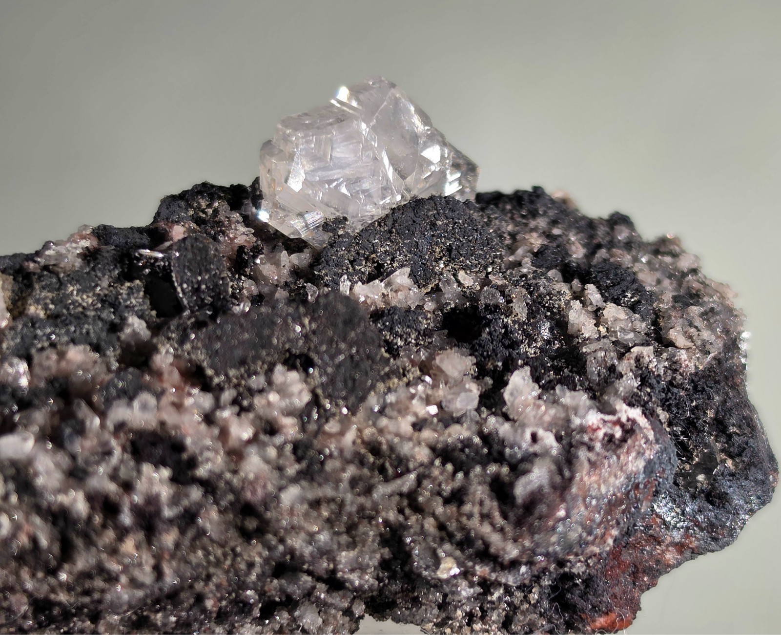 CERUSSITE ON TENNANTITE, QUARTZ - Tsumeb Mine, Tsumeb, Namibia