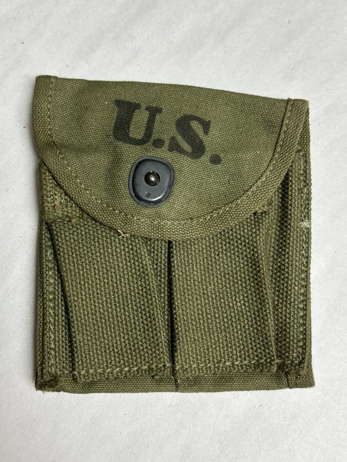 US GI WWII O.D. COLOR  1943 MAGAZINE STOCK POUCH MARKED \