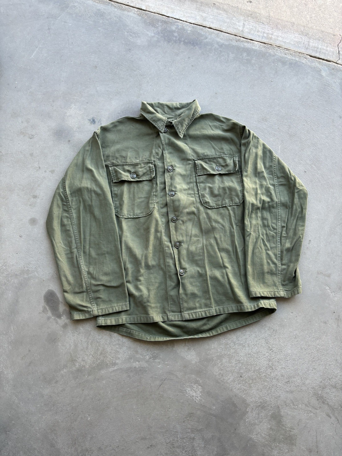 Vintage 60s US Army OG107 Utility Shirt Military Jacket Distressed Fatigue Green