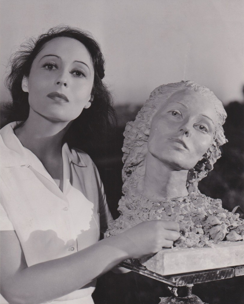 1939 Press Photo Actress Luise Rainer and Her Bust by Sculptor Felix de Weldon