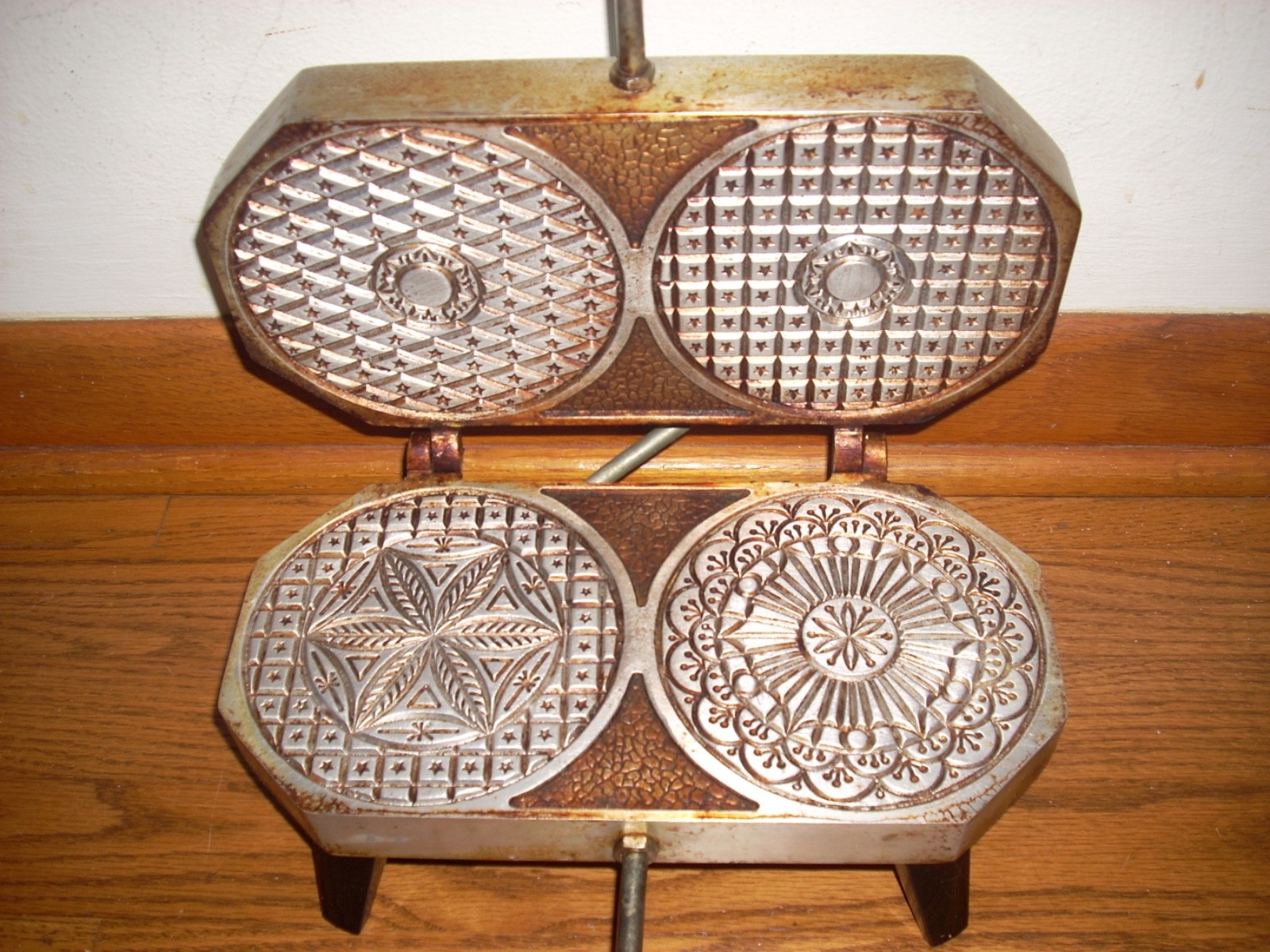 Vintage Dolce Automatic Electric Pizzelle Baker Maker Model 300-EP.