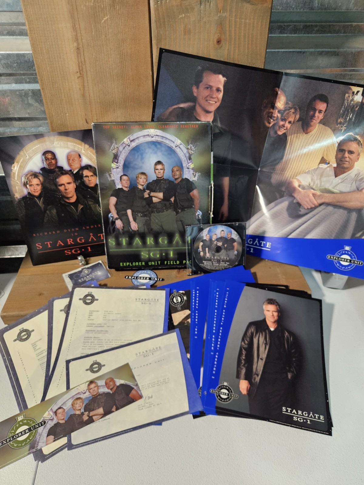 Vintage Stargate SG-1 Explorer Unit Field Pack Year 2 Fan Club Kit Photo Dossier Vintage Stargate SG-1 Explorer Unit Field Pack Year 2 Fan Club Kit Photo Dossier