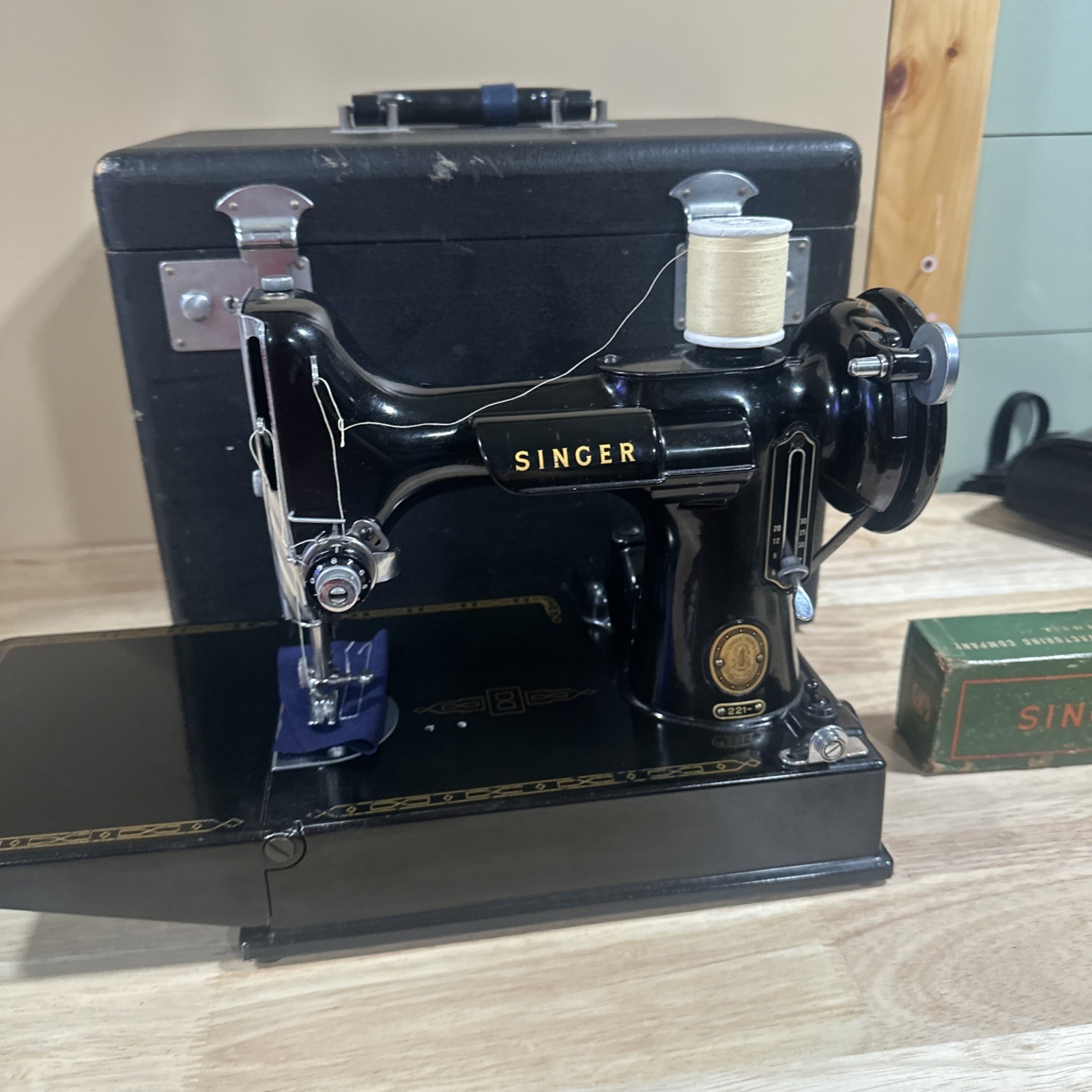 1953 Sewing Machine Singer FEATHERWEIGHT Model 221 + Case & Accessories See Vid
