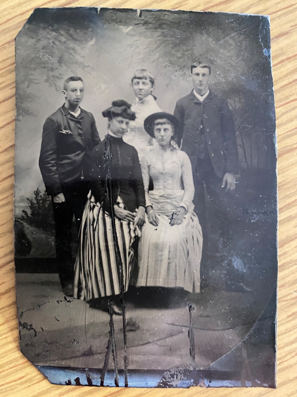 1870s TINTYPE PHOTOGRAPH antique metal bon-ton photo GROUP OF FIVE SIBLINGS?