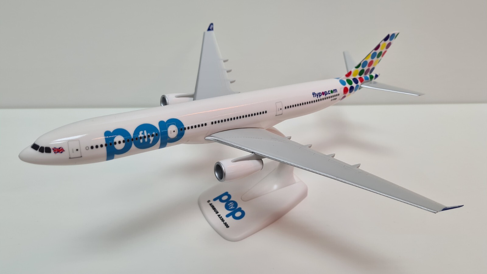Flypop Airbus A330-300 1/200 scale desk model NEW PPC