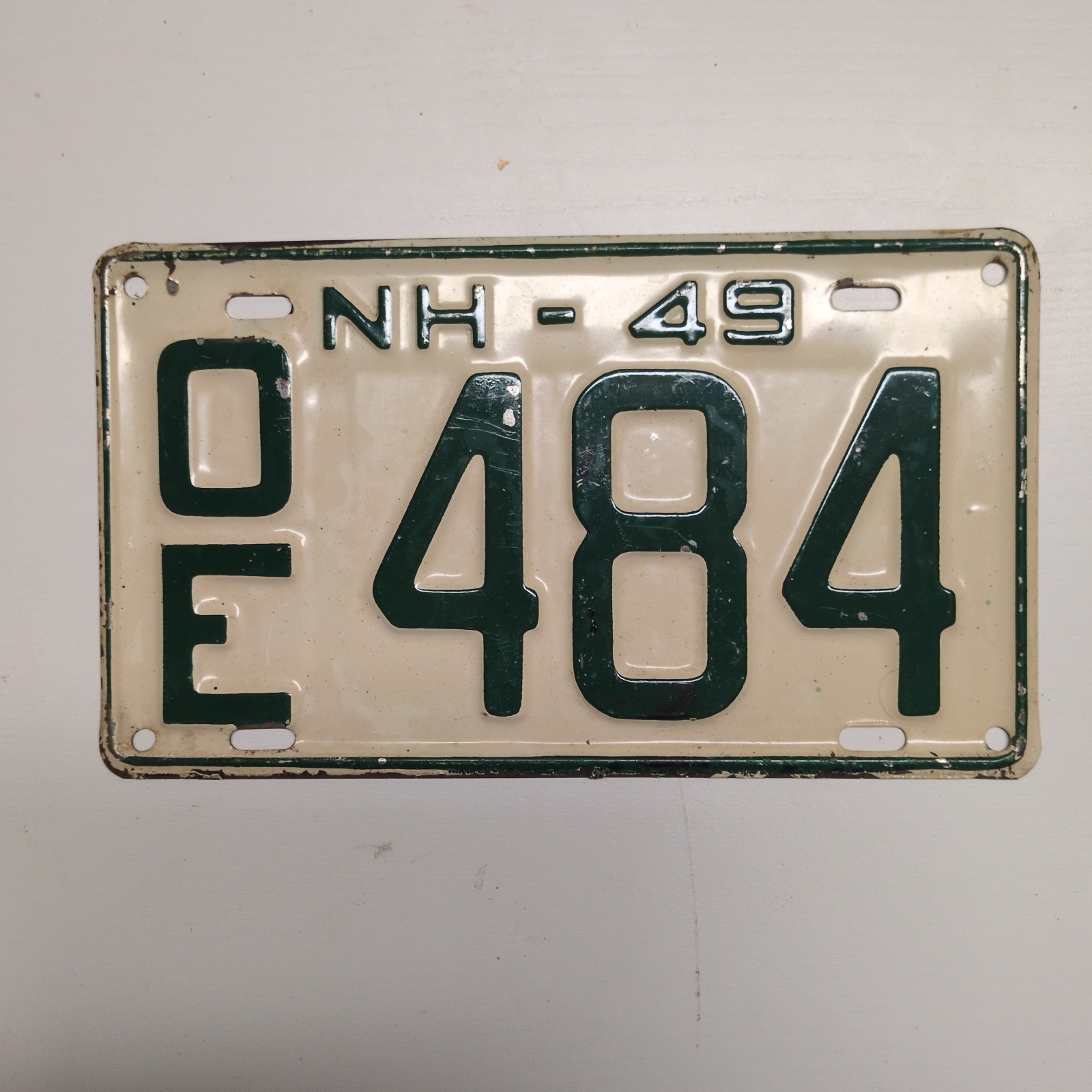 1949 VINTAGE NEW HAMPSHIRE LICENSE PLATE 4 DIGIT GREEN WHITE