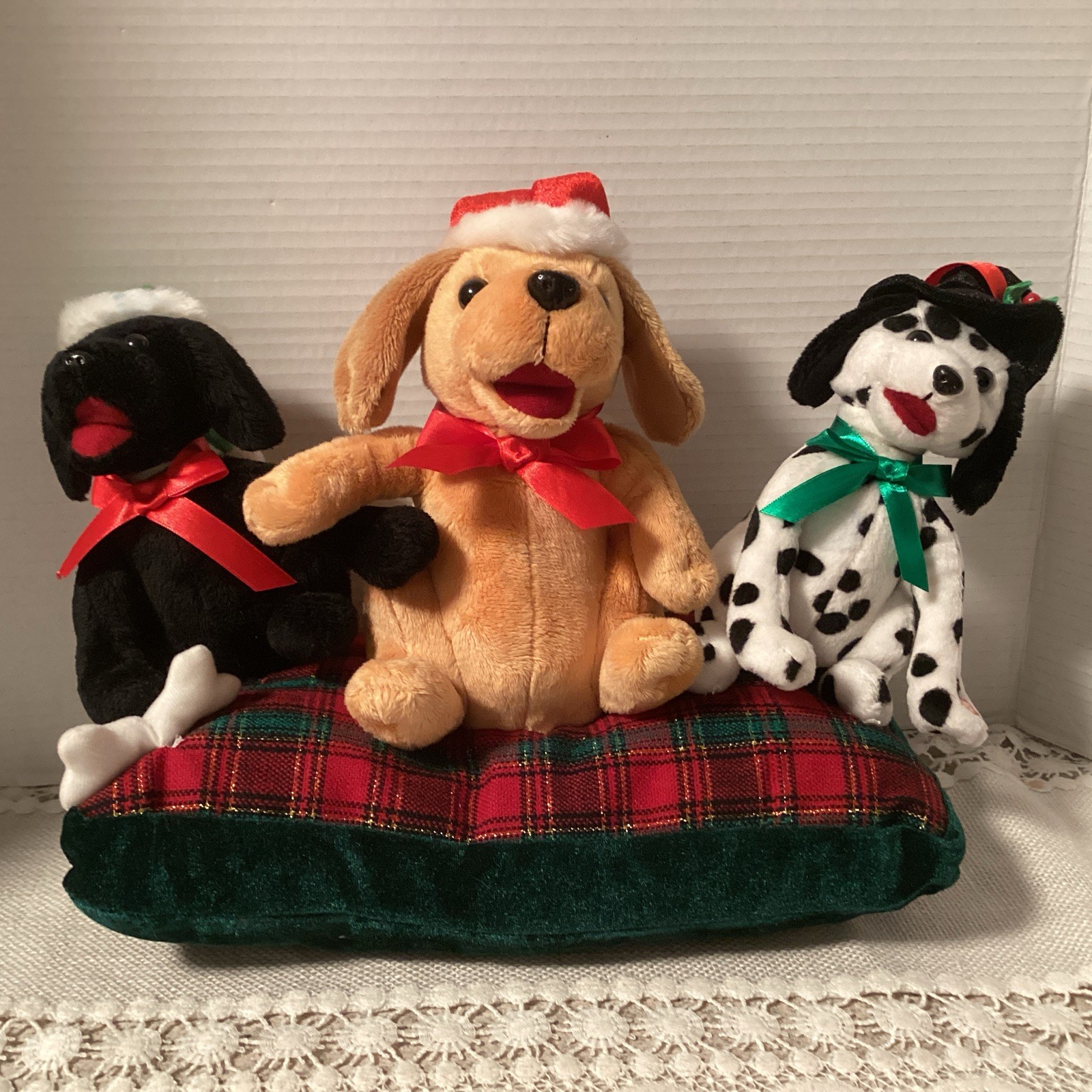 Gemmy Christmas Cuddly Carolers Animated Dogs Singing “Jolly Ol St Nick”