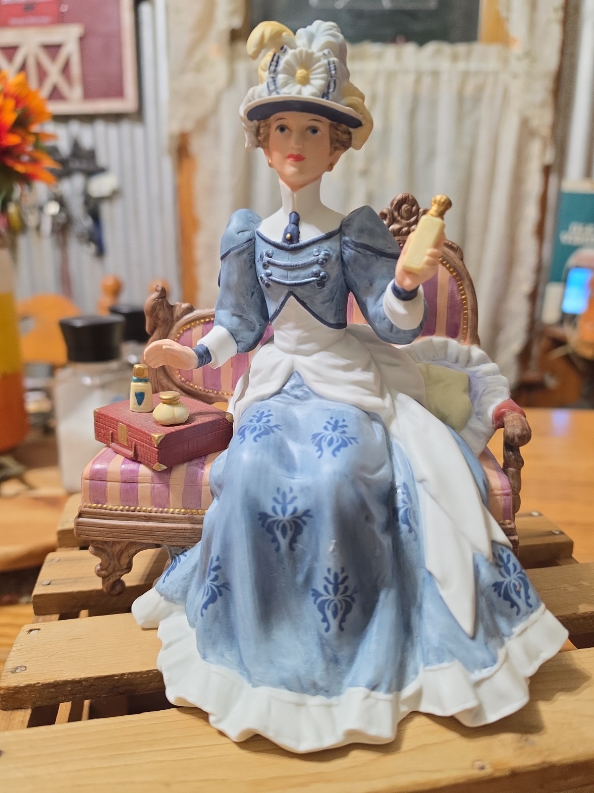 Vtg AVON 1992 Albee Award President's Club Fine Porcelain Figurine