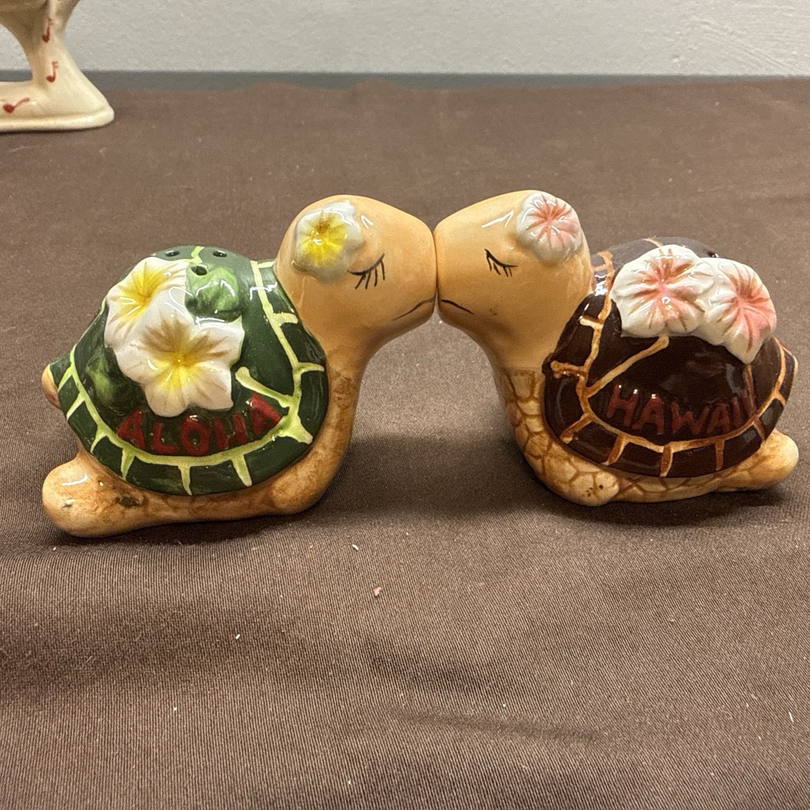 Vintage Turtle Salt & Pepper Shaker HAWAII Hibiscus Flowers. Magnetic Noses. s20