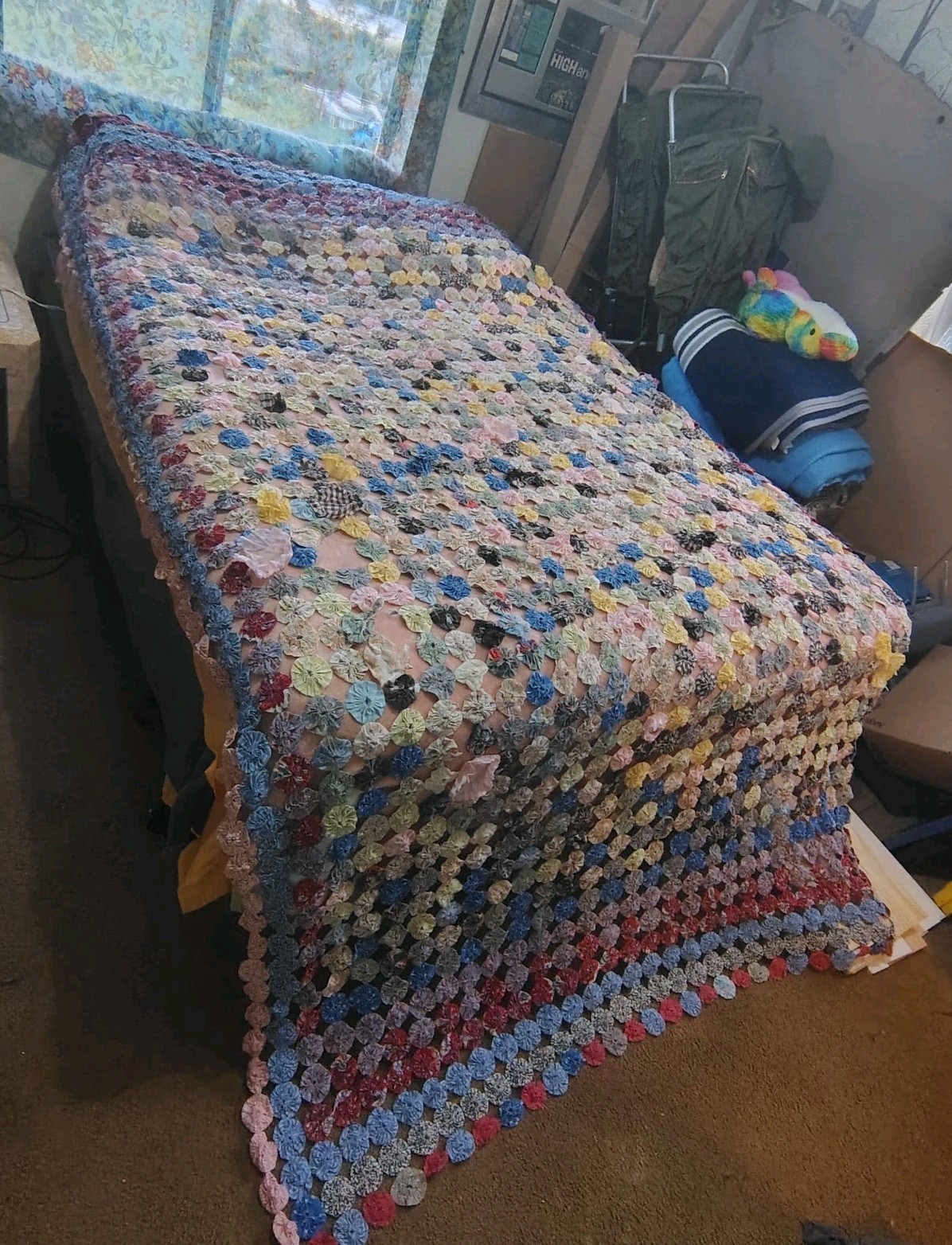 Vintage Yo Yo Quilt ~ Huge 70\