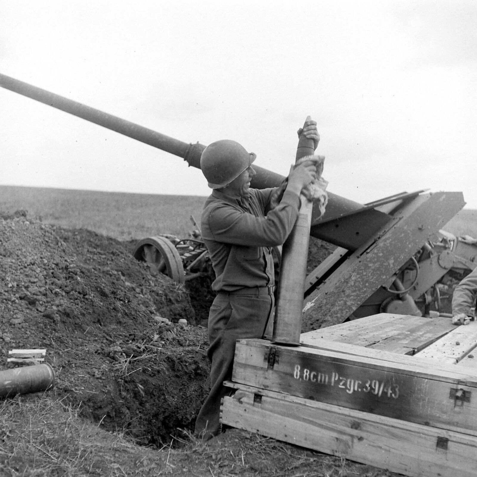 WW2 WWII Photo World War Two / US Army Tests German 88mm Guns France 1944 / 8444