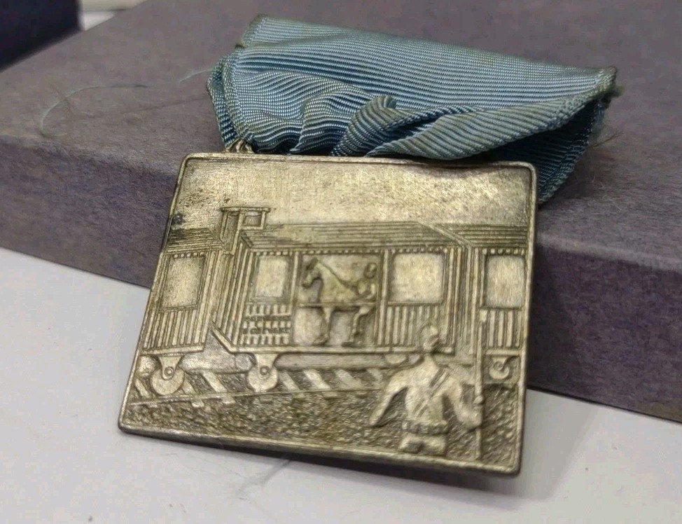 1914-1918 WWI STERLING 40 Men & 8 Horses Boxcar Train Legion Medal Badge 106 Yrs