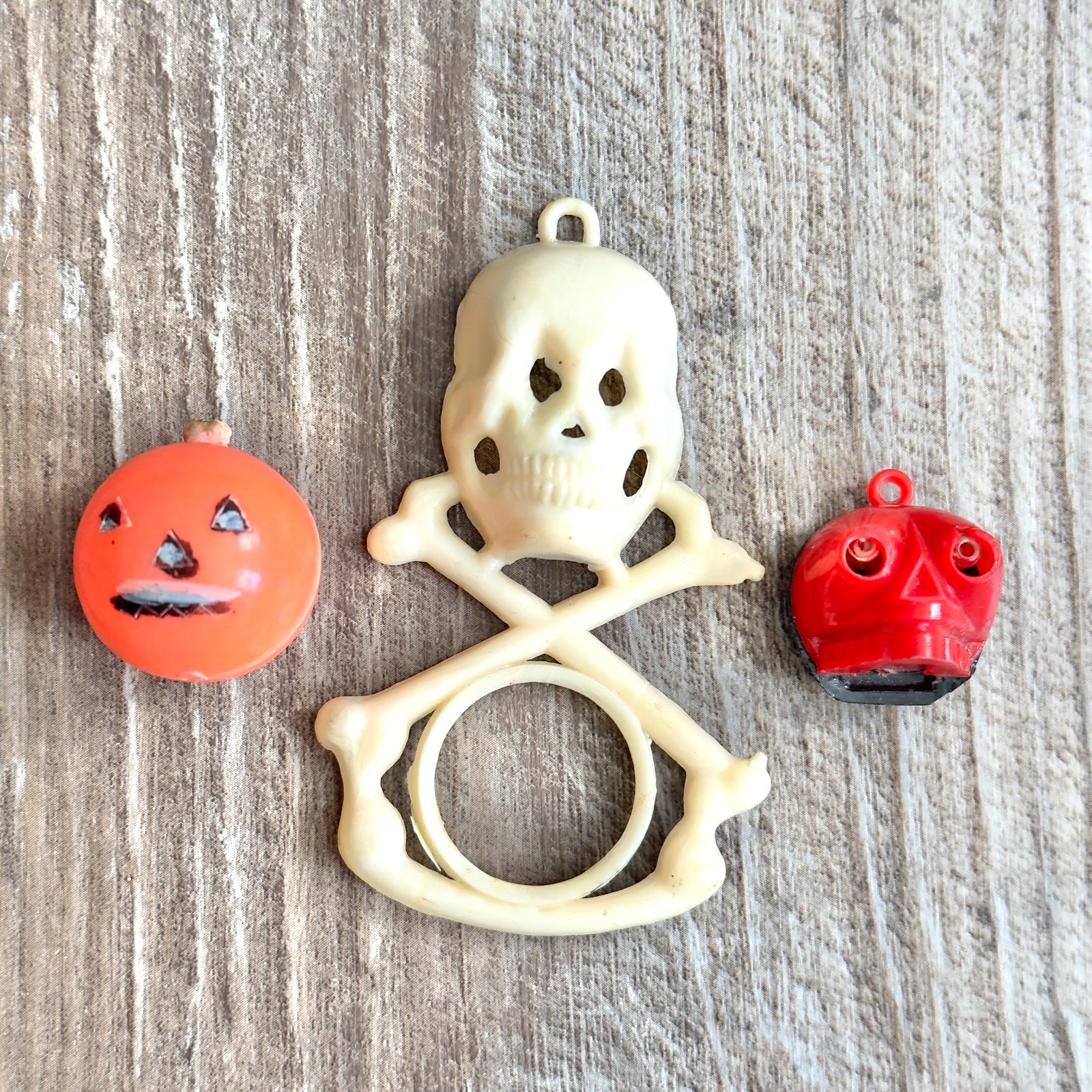 Vintage Halloween Skull & Cross Bones Plastic Jack O Lantern Pumpkin