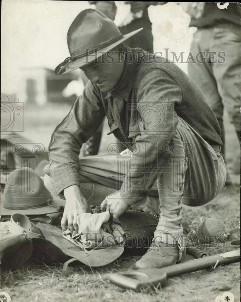 1917 Press Photo Soldier breaking camp and filling his pack in World War I