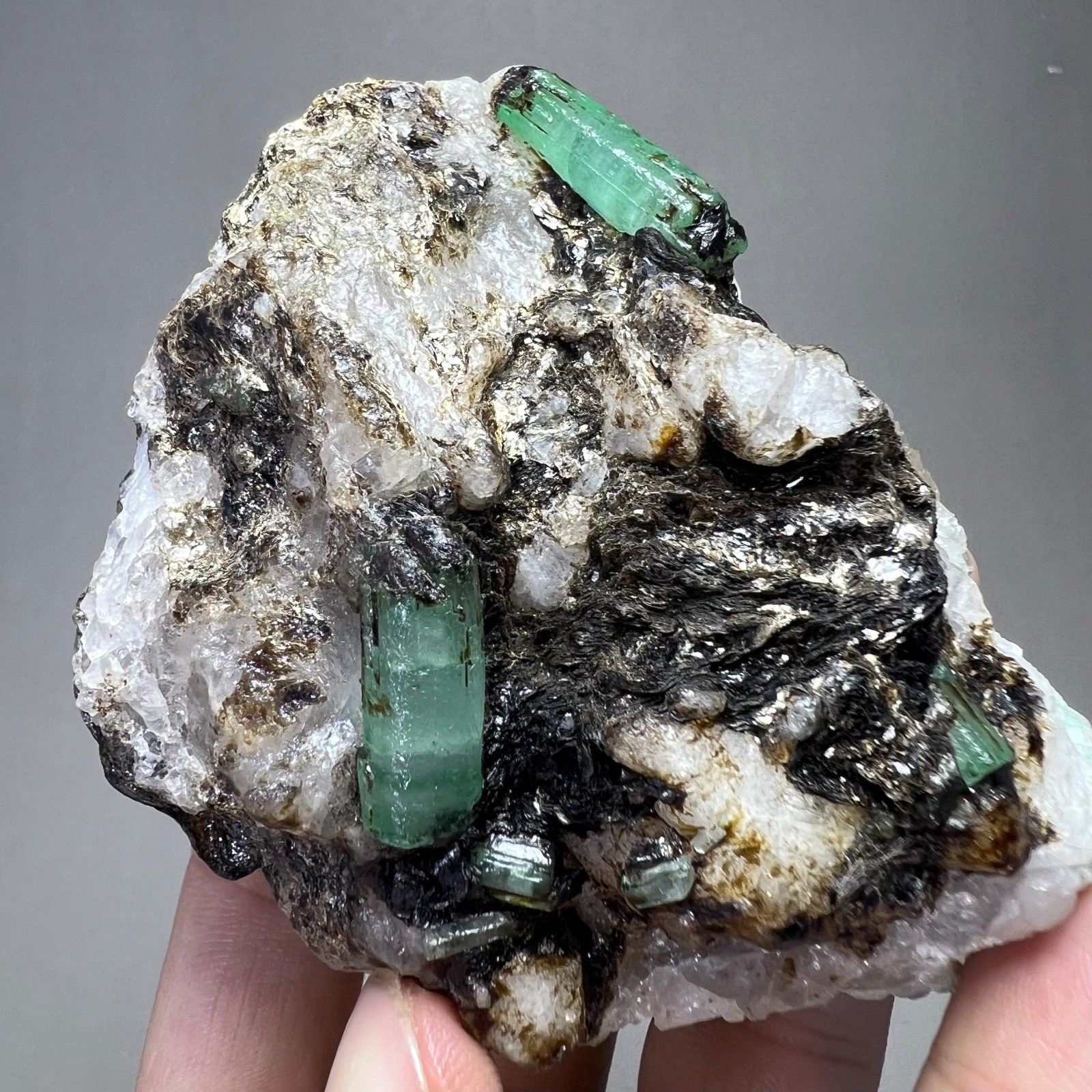 352G Rare Natural Emerald High Quality Specimen Green Beryl, Chitral, Pakistan