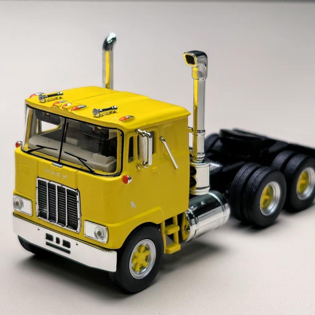1:64 Yellow Mack F700 Semi Tractor Truck Alloy Diecast Collectible Model