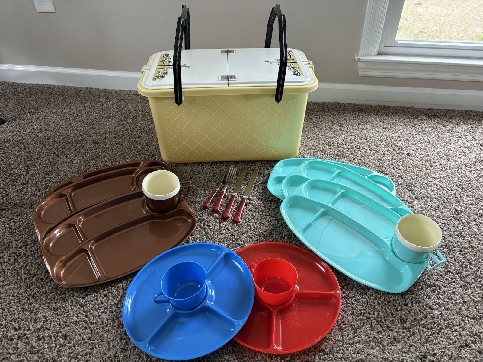 Vintage MCM Picnic Set 50’s Loma Industries Yellow Basket Retro Bakelite Dishes