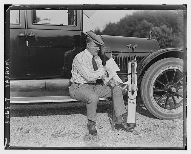 Photo:Billy Murray 1910s Seated on Car Running Board Polishing Golf Clubs