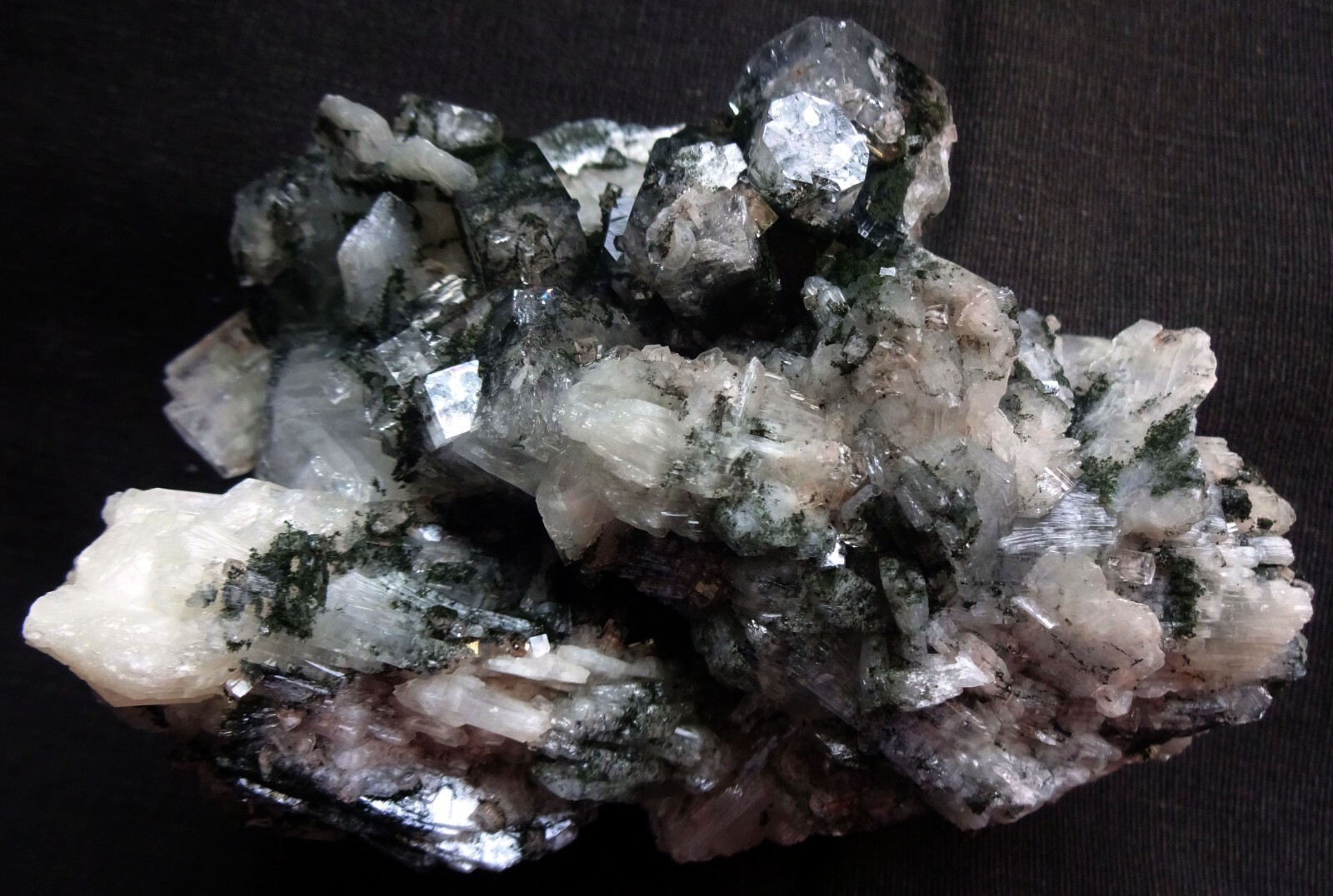 MARSHY GREEN APOPHYLLITE CUBES W/ STILBITE BLEDS FORMATION MINERALS SPECIMEN