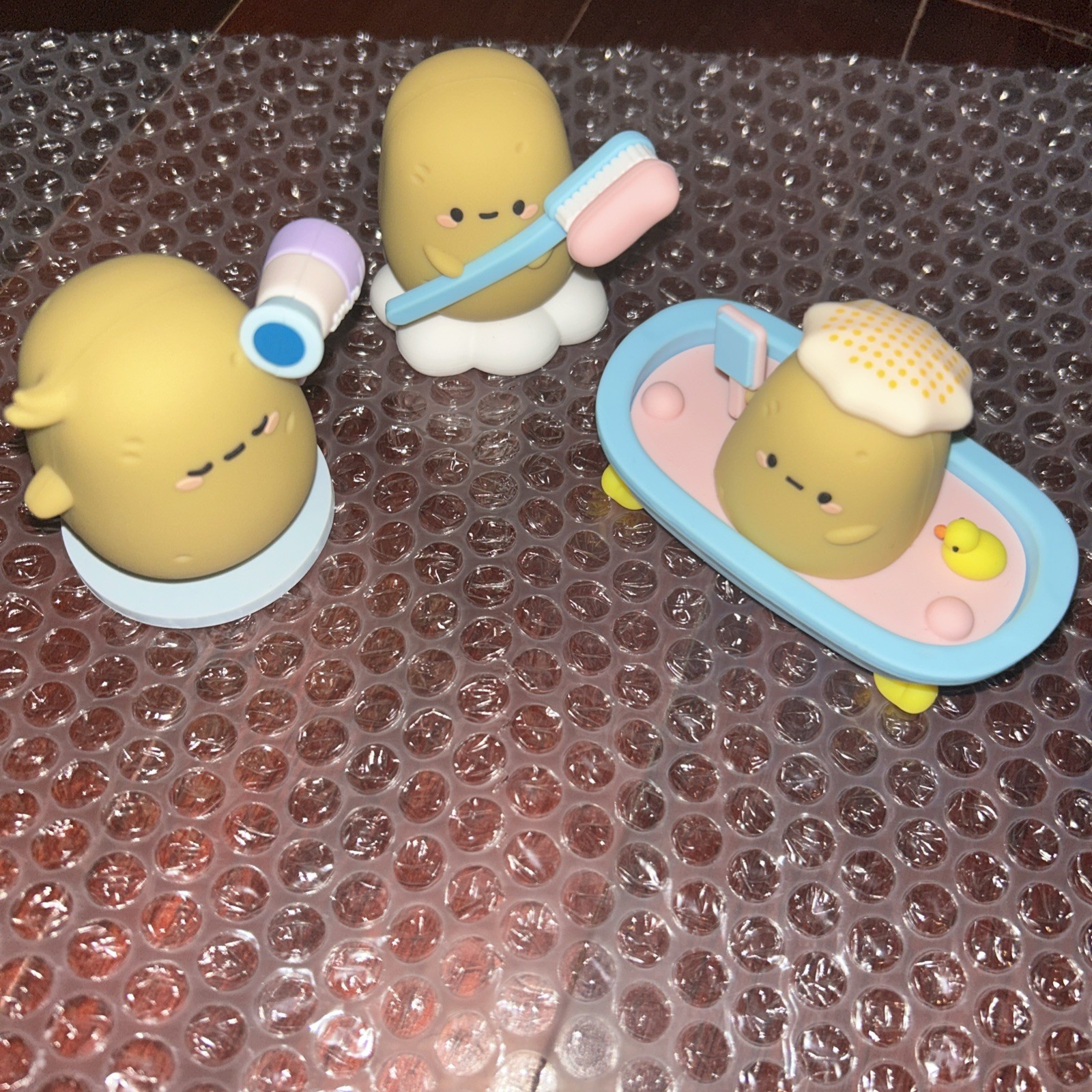 Smoko Tayto Bathroom Lot Of 3 Figures Bathtub Brushing Teeth Drying Hair Smoko Tayto Bathroom Lot Of 3 Figures Bathtub Brushing Teeth Drying Hair