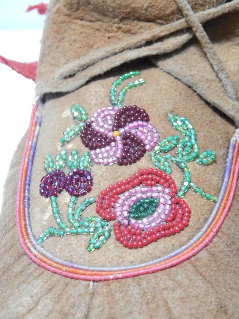 ANTIQUE  VINTAGE CHIPPEWA / OJIBWE CENTER SEAM INDIAN  MOCCASINS -CLEAN + NICE 