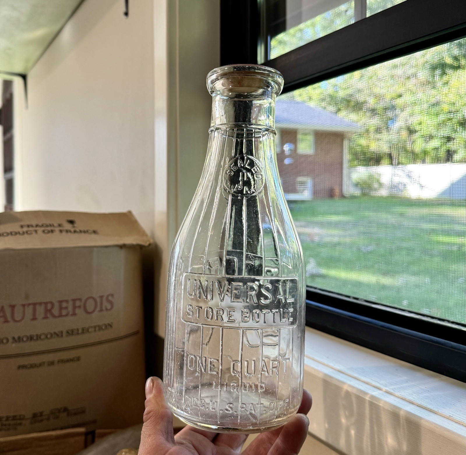 Universal Store Bottle 5¢ Emb Generic Qt Milk Bottle Dated 1943 Sealed PA Nice