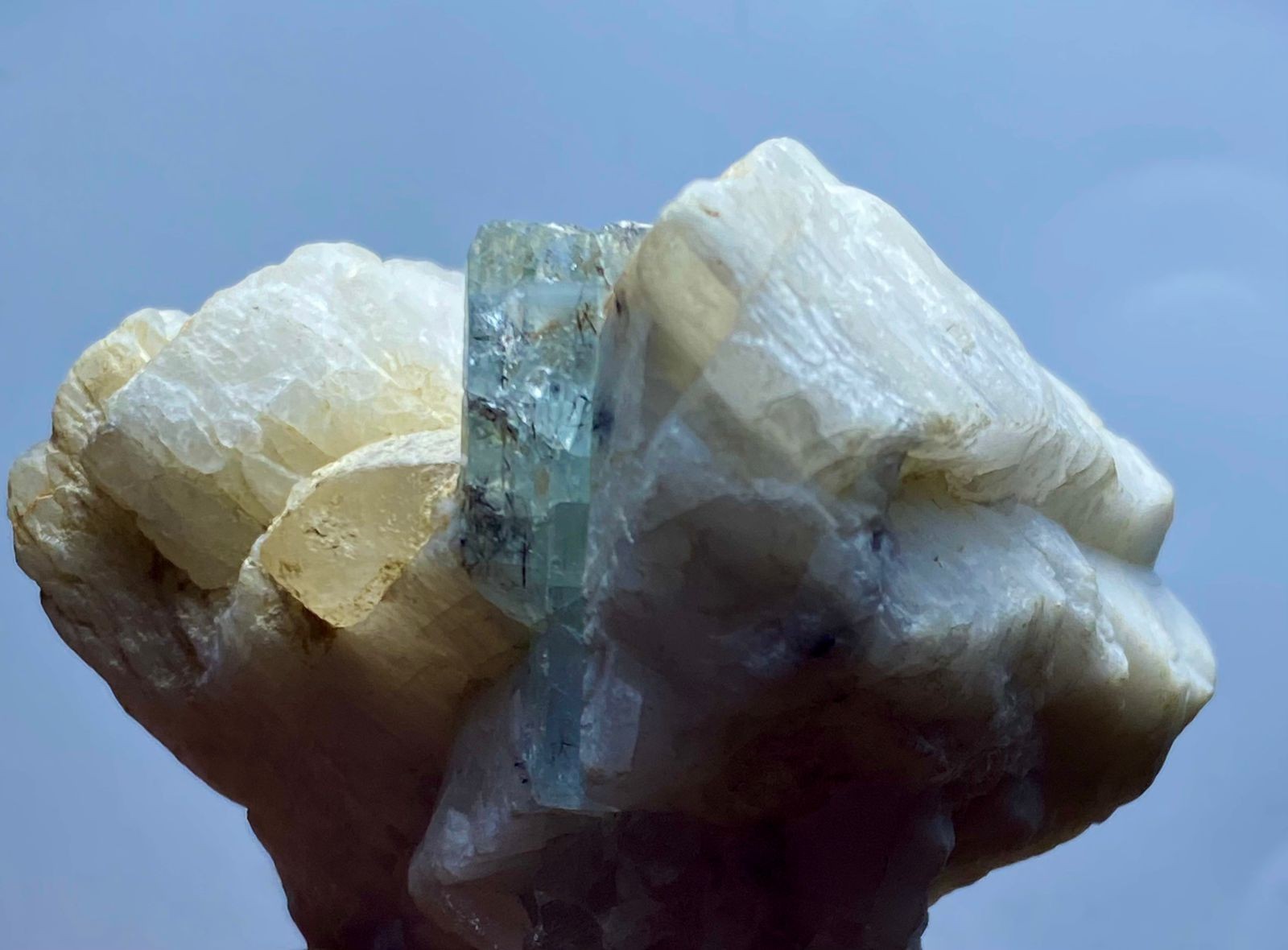 496 Carats Beautiful Natural Aquamarine Crystal Specimen Skardu Pakista Pakistan