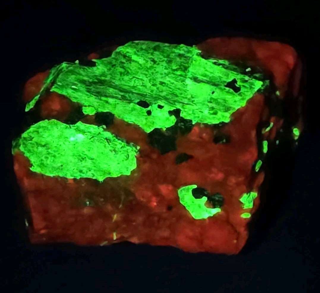 Fluorescent/Phosphorescent Willemite/Calcite With Franklinite 4.73 Oz